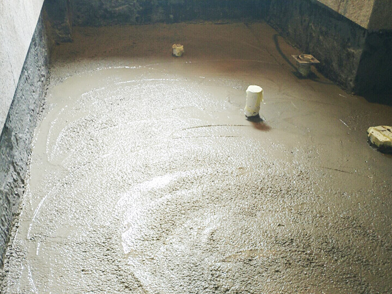 廁所地面找平施工：更換衛(wèi)生間的地磚，在將原有地磚鑿去之后，一定要先用水泥砂漿將地面找平，回填建議最理想用陶粒，次之用輕質(zhì)磚，常用建渣，亦可架空，煤渣也可較少了。然后再做防水處理。攪勻防水材料，要均勻一致，操作時先墻面后地面，從內(nèi)向外退著操作,待干固后做閉水試驗幾天，然后再開始貼磚。