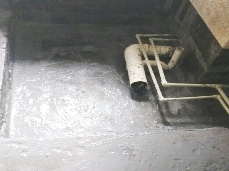 廁所地面找平施工：更換衛(wèi)生間的地磚，在將原有地磚鑿去之后，一定要先用水泥砂漿將地面找平，回填建議最理想用陶粒，次之用輕質(zhì)磚，常用建渣，亦可架空，煤渣也可較少了。然后再做防水處理。攪勻防水材料，要均勻一致，操作時先墻面后地面，從內(nèi)向外退著操作,待干固后做閉水試驗幾天，然后再開始貼磚。