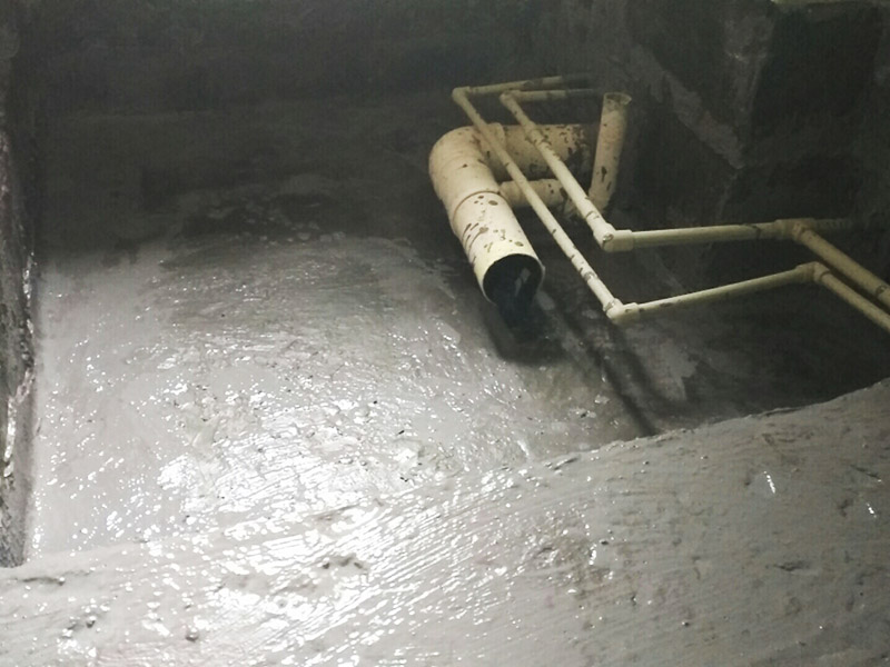廁所地面找平施工：更換衛(wèi)生間的地磚，在將原有地磚鑿去之后，一定要先用水泥砂漿將地面找平，回填建議最理想用陶粒，次之用輕質(zhì)磚，常用建渣，亦可架空，煤渣也可較少了。然后再做防水處理。攪勻防水材料，要均勻一致，操作時先墻面后地面，從內(nèi)向外退著操作,待干固后做閉水試驗幾天，然后再開始貼磚。