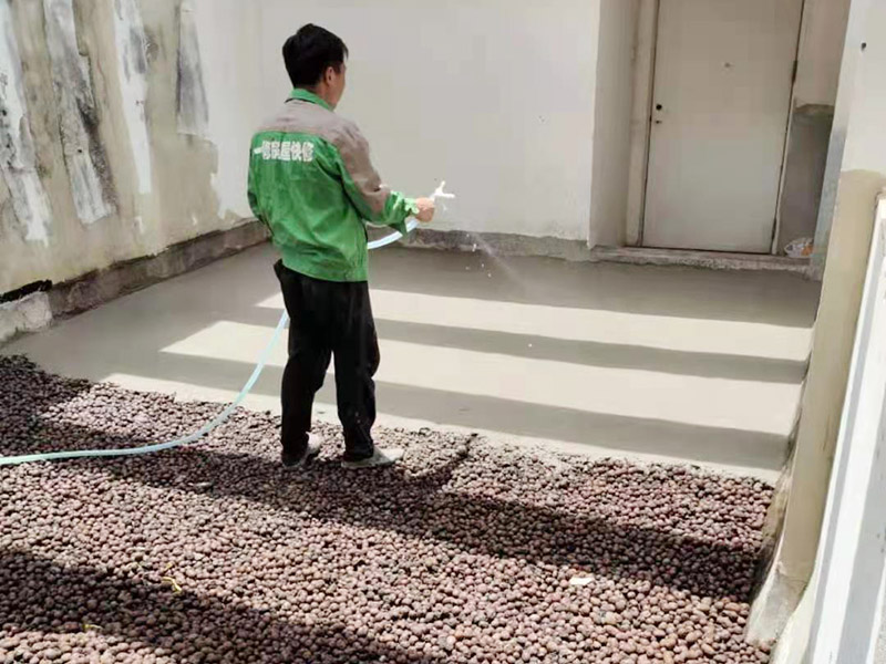 地面陶粒找平：首先需要在地面和墻體連著做兩遍防水，而且墻體的高度最少要高出40公分；然后用混凝土制作若干小格子，并填充防潮陶粒；接著在格子上鋪制鋼筋網(wǎng)，保持陶粒層的牢固；最后在陶粒層上鋪墊混凝土并找平，待干透后再刷素水泥漿就好。