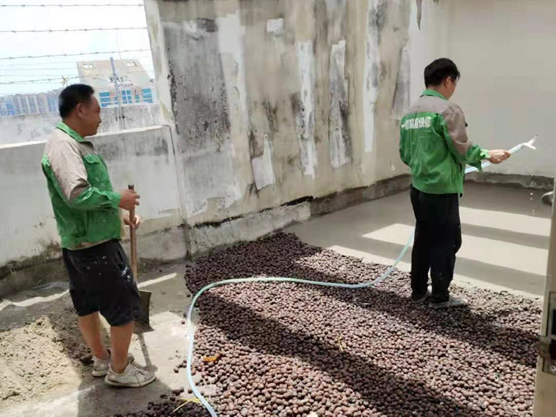 地面陶粒找平：首先需要在地面和墻體連著做兩遍防水，而且墻體的高度最少要高出40公分；然后用混凝土制作若干小格子，并填充防潮陶粒；接著在格子上鋪制鋼筋網(wǎng)，保持陶粒層的牢固；最后在陶粒層上鋪墊混凝土并找平，待干透后再刷素水泥漿就好。