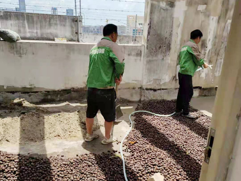 地面陶粒找平：首先需要在地面和墻體連著做兩遍防水，而且墻體的高度最少要高出40公分；然后用混凝土制作若干小格子，并填充防潮陶粒；接著在格子上鋪制鋼筋網(wǎng)，保持陶粒層的牢固；最后在陶粒層上鋪墊混凝土并找平，待干透后再刷素水泥漿就好。