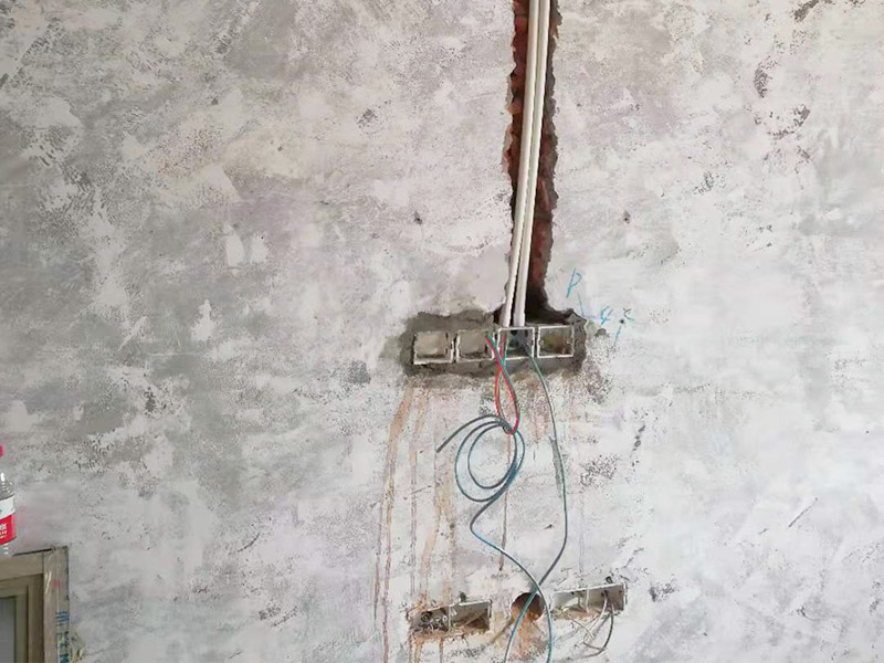 全屋電路改造：電路是家居裝飾中的隱藏工程，是家居裝飾的必然步驟。彈好平行與垂直線開(kāi)槽，放好開(kāi)關(guān)插座底盒，而開(kāi)關(guān)插座底合安裝要彈水平線開(kāi)槽，廚衛(wèi)間須根據(jù)設(shè)計(jì)的使用功能進(jìn)行彈線開(kāi)槽。布線都是使用線管進(jìn)行暗埋，電線需要并頭連接，不能隨便連接，接頭處需要使用按壓接線法，線接好之后，使用絕緣膠布包住。