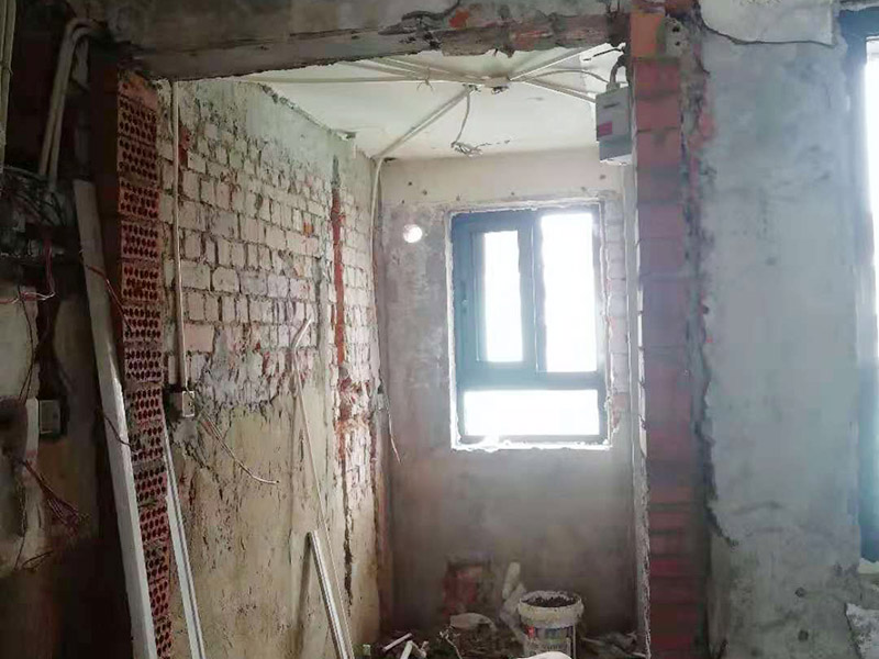 全屋電路改造：電路是家居裝飾中的隱藏工程，是家居裝飾的必然步驟。彈好平行與垂直線開(kāi)槽，放好開(kāi)關(guān)插座底盒，而開(kāi)關(guān)插座底合安裝要彈水平線開(kāi)槽，廚衛(wèi)間須根據(jù)設(shè)計(jì)的使用功能進(jìn)行彈線開(kāi)槽。布線都是使用線管進(jìn)行暗埋，電線需要并頭連接，不能隨便連接，接頭處需要使用按壓接線法，線接好之后，使用絕緣膠布包住。
