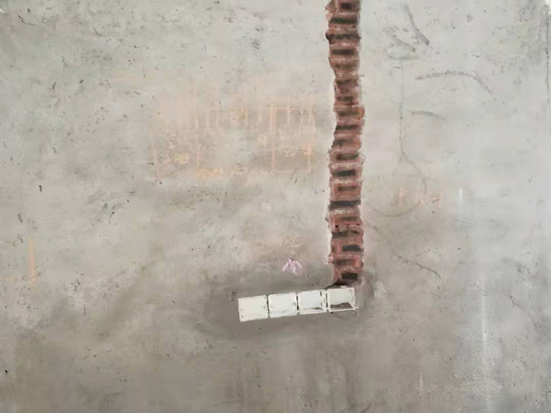全屋電路改造：電路是家居裝飾中的隱藏工程，是家居裝飾的必然步驟。彈好平行與垂直線開(kāi)槽，放好開(kāi)關(guān)插座底盒，而開(kāi)關(guān)插座底合安裝要彈水平線開(kāi)槽，廚衛(wèi)間須根據(jù)設(shè)計(jì)的使用功能進(jìn)行彈線開(kāi)槽。布線都是使用線管進(jìn)行暗埋，電線需要并頭連接，不能隨便連接，接頭處需要使用按壓接線法，線接好之后，使用絕緣膠布包住。