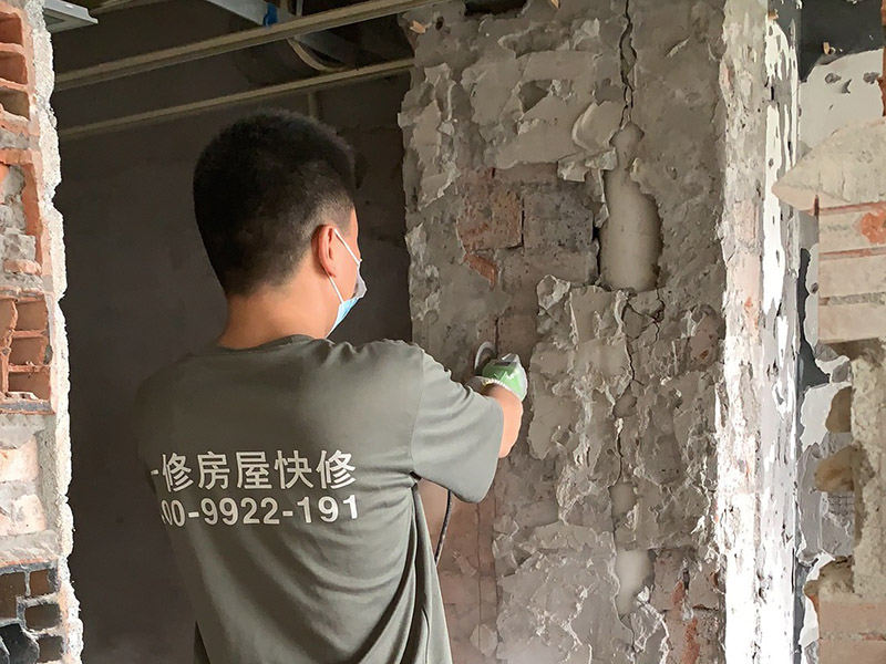 墻面基層鏟除裝修：舊墻面基層處理相對新墻面較為復雜?，F(xiàn)在將舊墻上的裝飾物去掉，然后將舊墻上的灰塵、油污等清理干凈。對于舊墻面上裂紋脫落的地方，可以用水泥砂漿進行其修復，進行墻面的拉毛壓扁處理。