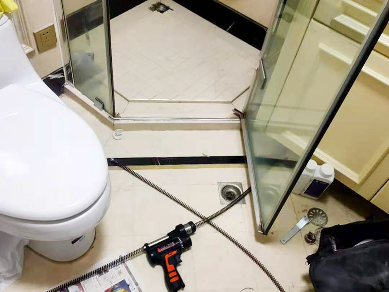浴室鋼化膜防水涂刷：浴室玻璃墻防水工程和涂料，因?yàn)樵∈覞駳獗容^重，所以都需要耐性比較好的，爆嗮不會(huì)裂開(kāi)，低溫性也要好的，高溫不變軟，綠樹(shù)環(huán)保的，所以要選擇那些具有防水，防腐特點(diǎn)的材料。