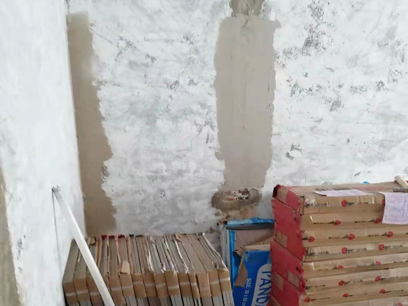 舊房翻新吊頂裝修：首先進(jìn)行房屋的主體拆除。在做好全屋家具等成品保護(hù)，將舊房的墻面、門窗燈進(jìn)行拆除，重新做好衛(wèi)生間和廚房的防水工作，在拆除的過(guò)程中及時(shí)清理產(chǎn)生的垃圾，保持房屋的干凈、整潔。