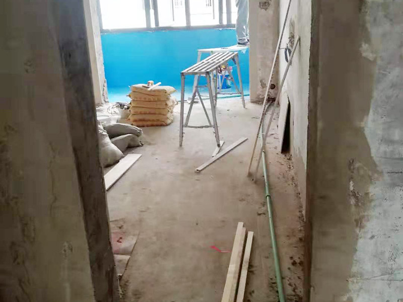 舊房翻新吊頂裝修：首先進(jìn)行房屋的主體拆除。在做好全屋家具等成品保護(hù)，將舊房的墻面、門窗燈進(jìn)行拆除，重新做好衛(wèi)生間和廚房的防水工作，在拆除的過(guò)程中及時(shí)清理產(chǎn)生的垃圾，保持房屋的干凈、整潔。