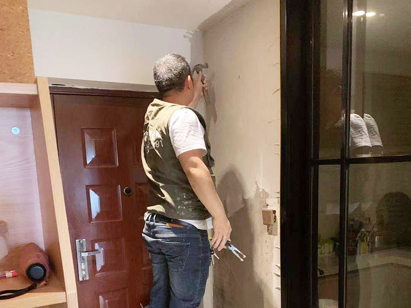 入戶門墻面翻新：翻新前，需要先將舊漆面鏟除干凈，之后在進(jìn)行打磨，將墻面的浮沉雜物都清理干凈。然后基層做完后，需要將施工區(qū)域的家具物件移除，避免在翻新過程中，使家具受到損傷。檢測一下墻面的平整度，膩?zhàn)庸蝺杀榧纯?，再刷底漆，最后對墻面進(jìn)行油漆涂刷。注意施工完后要記得通風(fēng)哦。
