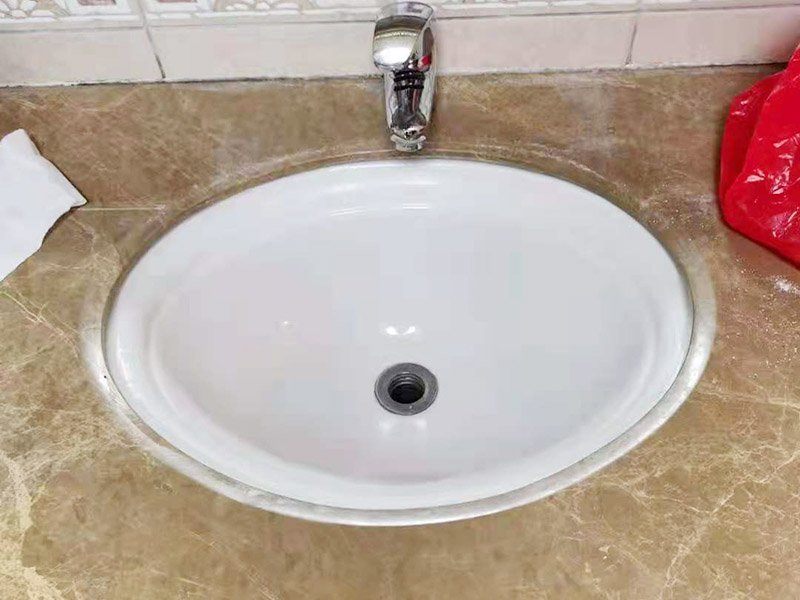 衛(wèi)生間地面防水貼磚：衛(wèi)生間地面先清理基層，然后用水泥砂漿修補(bǔ)鋪平,然后涂上防水涂料。 然后貼磚先把地板上灑上水，然后灑一層干水泥，再鋪一層沙漿，然后把地磚鋪在沙漿上。
