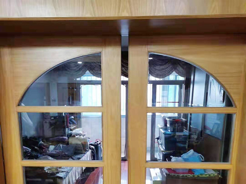 推拉門安裝維修：查看是否是推拉門滑軌還是推拉門的問題，具體問題具體分析，如果是軌道問題就將推拉門用力向上抬,然后將推拉門取出來，將舊的軌道拆除,如果軌道和門框是一體的軌道,換一條新的軌道就可以了。