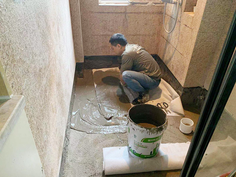 衛(wèi)生間地面防水貼磚：衛(wèi)生間地面先清理基層，然后用水泥砂漿修補鋪平,然后涂上防水涂料。 然后貼磚先把地板上灑上水，然后灑一層干水泥，再鋪一層沙漿，然后把地磚鋪在沙漿上。