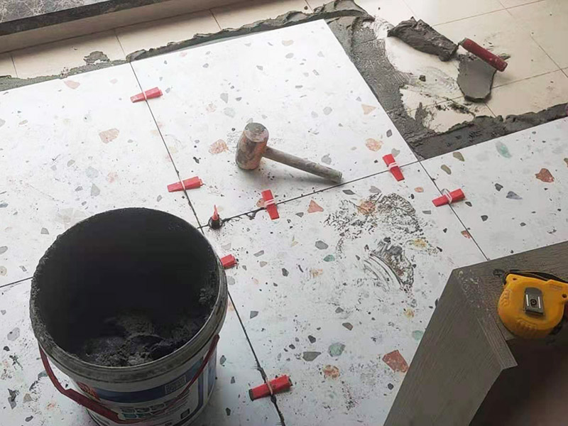 陽臺地磚不拆除鋪貼：不拆除原地磚,在原地磚上再鋪地磚可以嗎？可以，這樣能省一些成本，不過效果可能就沒有拆除地磚來的好。先將舊瓷磚的表面清理干凈，然后使用瓷磚粘結(jié)劑在舊瓷磚上做一層基礎(chǔ)涂刷，新的瓷磚背面也要抹上一層粘結(jié)劑（涂抹厚度只要覆蓋住背面的紋理即可），之后就可以直接貼新瓷磚了。