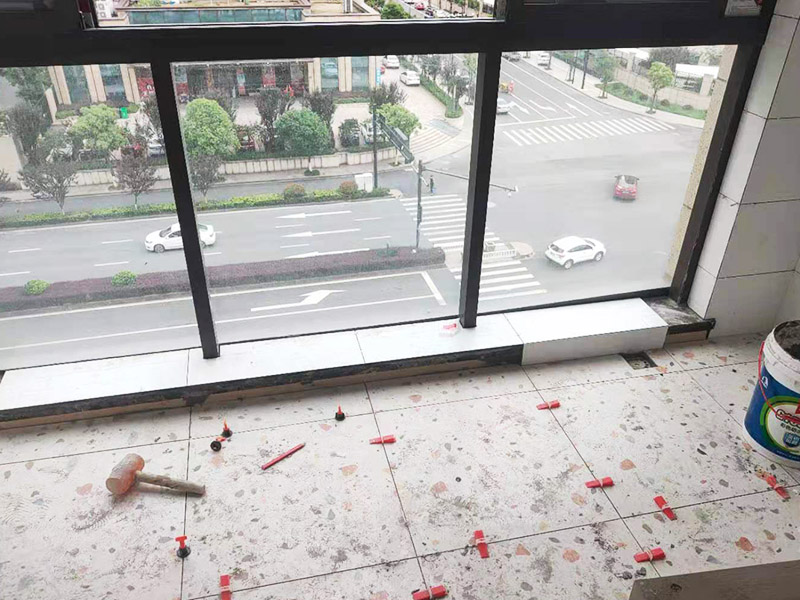 陽臺地磚不拆除鋪貼：不拆除原地磚,在原地磚上再鋪地磚可以嗎？可以，這樣能省一些成本，不過效果可能就沒有拆除地磚來的好。先將舊瓷磚的表面清理干凈，然后使用瓷磚粘結(jié)劑在舊瓷磚上做一層基礎(chǔ)涂刷，新的瓷磚背面也要抹上一層粘結(jié)劑（涂抹厚度只要覆蓋住背面的紋理即可），之后就可以直接貼新瓷磚了。