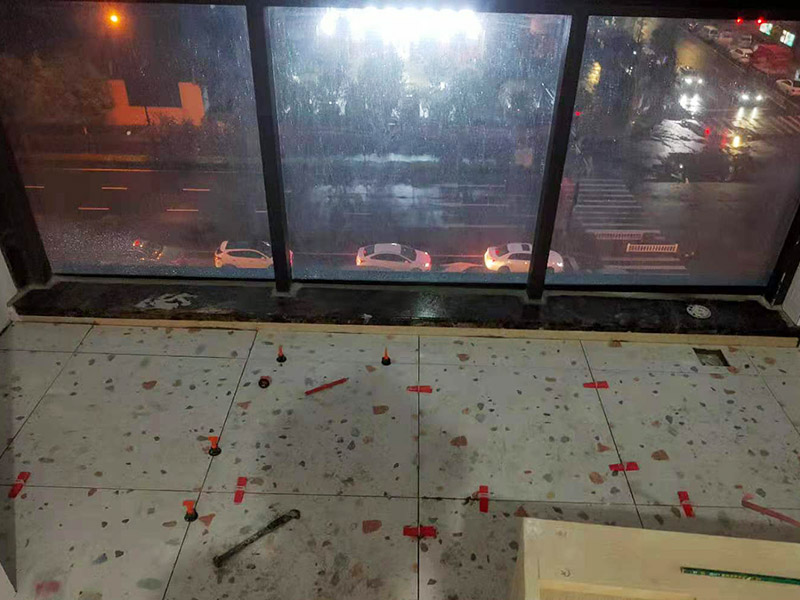 陽臺地磚不拆除鋪貼：不拆除原地磚,在原地磚上再鋪地磚可以嗎？可以，這樣能省一些成本，不過效果可能就沒有拆除地磚來的好。先將舊瓷磚的表面清理干凈，然后使用瓷磚粘結(jié)劑在舊瓷磚上做一層基礎(chǔ)涂刷，新的瓷磚背面也要抹上一層粘結(jié)劑（涂抹厚度只要覆蓋住背面的紋理即可），之后就可以直接貼新瓷磚了。