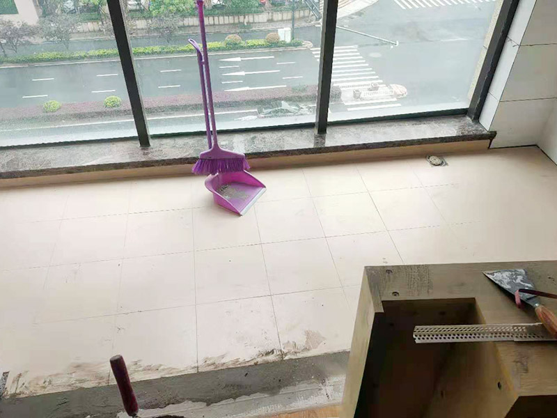 陽臺地磚不拆除鋪貼：不拆除原地磚,在原地磚上再鋪地磚可以嗎？可以，這樣能省一些成本，不過效果可能就沒有拆除地磚來的好。先將舊瓷磚的表面清理干凈，然后使用瓷磚粘結(jié)劑在舊瓷磚上做一層基礎(chǔ)涂刷，新的瓷磚背面也要抹上一層粘結(jié)劑（涂抹厚度只要覆蓋住背面的紋理即可），之后就可以直接貼新瓷磚了。