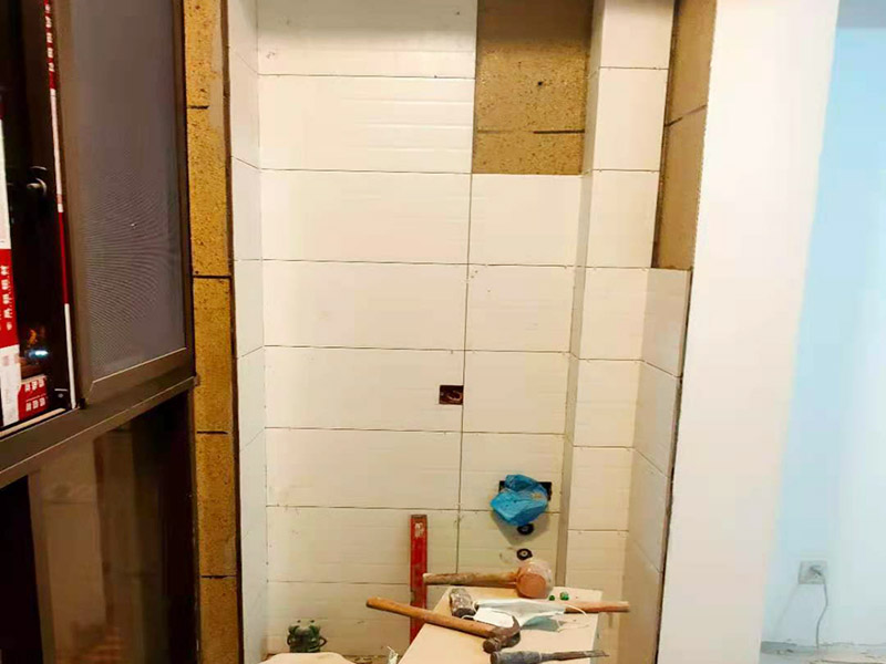 陽臺改造貼磚維修：陽臺改造翻新也不算小項目記得要做成品保護(hù)，然后就是在粘結(jié)劑量置晾時間內(nèi)，將準(zhǔn)備好的瓷磚鋪壓到位，垂直于梳理方向輕微搓動以排出磚下的空氣。鋪貼到位后用橡皮錘輕擊，用尺寸合適的十字定位架來調(diào)整表面平整度及接縫的平直。