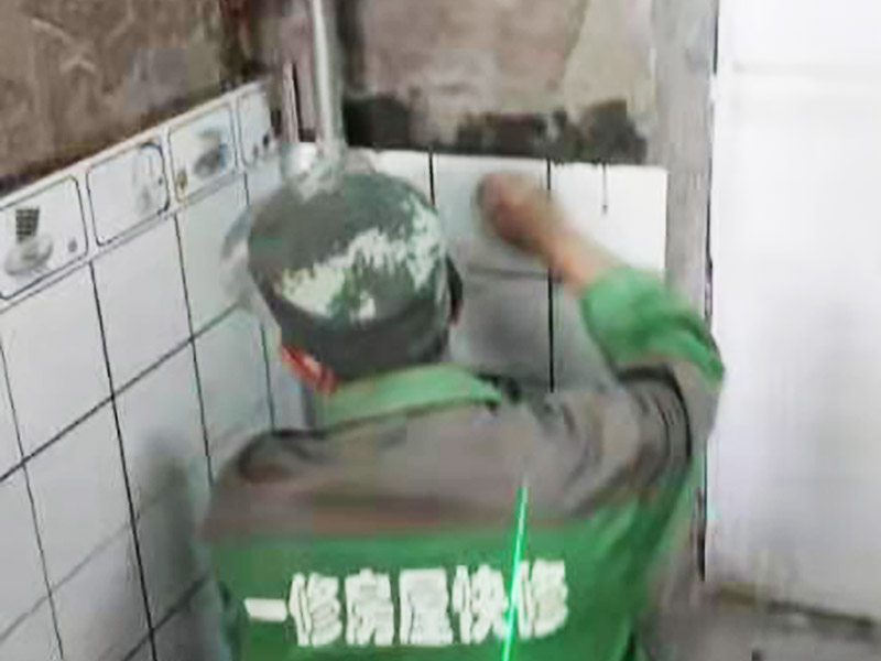 廚房貼磚裝修：廚房的墻面貼瓷磚要貼到房頂為宜，可以方便我們清洗。有的廚房裝修瓷磚會只貼一多半，其實這是不夠的，需要補貼到頂?shù)摹? width=