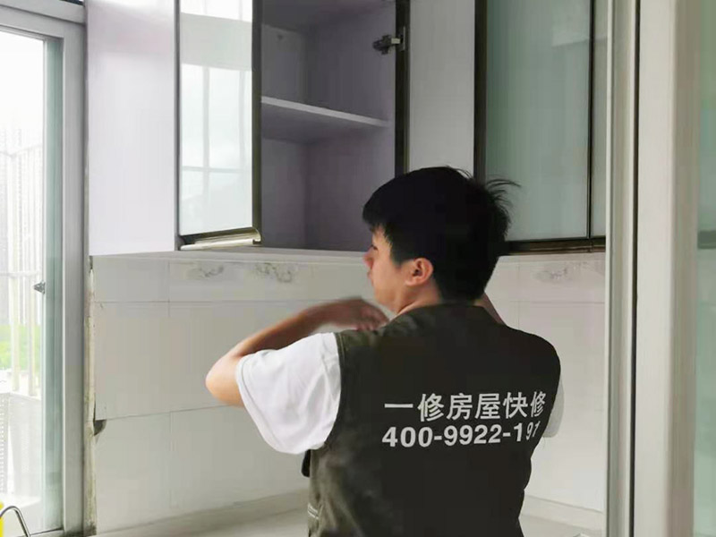 廚房裝修翻新完工：首先要做好的就是廚房的成品保護(hù)，然后就可以開始對(duì)廚房中不合理的地方根據(jù)設(shè)計(jì)圖和現(xiàn)場(chǎng)的規(guī)劃進(jìn)行打拆工作了，瓷磚鋪設(shè)完成和天花都做好之后，就要開始安裝櫥柜和櫥柜臺(tái)面、灶臺(tái)、水槽等家具，安裝好之后，需要對(duì)櫥柜進(jìn)行調(diào)試。