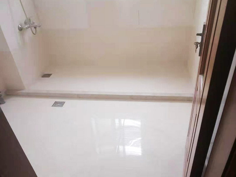 舊房廁所防水貼磚：首先要將瓷磚表面的污漬與雜物給清空，還要保持表面的干燥，需要注意的是地面和墻體都要做防水的、因?yàn)檫@樣防水效果是最好的，其次就是防水涂料，需要要反復(fù)涂抹均勻，晾干后在進(jìn)行潑灑實(shí)驗(yàn)，確認(rèn)防水是否完善。
