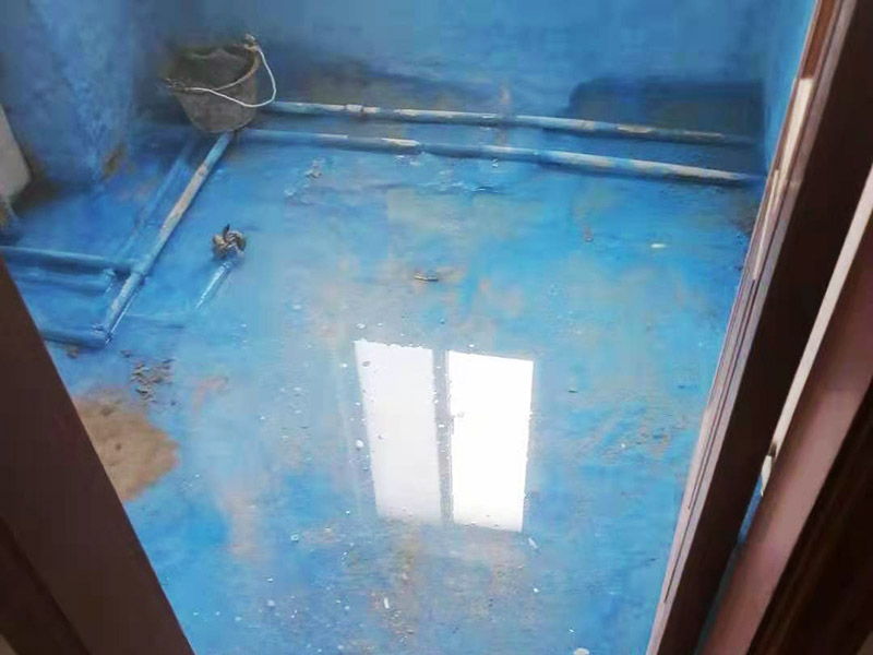 舊房廁所防水貼磚：首先要將瓷磚表面的污漬與雜物給清空，還要保持表面的干燥，需要注意的是地面和墻體都要做防水的、因?yàn)檫@樣防水效果是最好的，其次就是防水涂料，需要要反復(fù)涂抹均勻，晾干后在進(jìn)行潑灑實(shí)驗(yàn)，確認(rèn)防水是否完善。