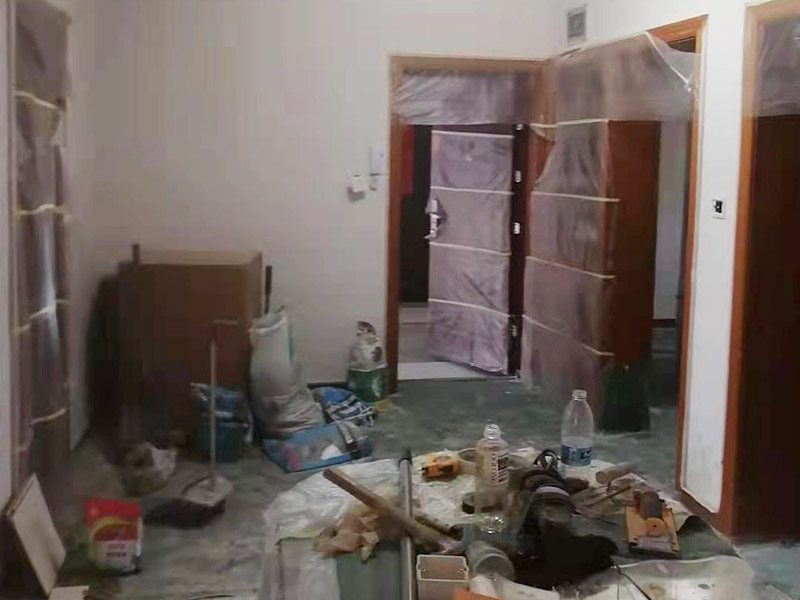 舊房廁所防水貼磚：首先要將瓷磚表面的污漬與雜物給清空，還要保持表面的干燥，需要注意的是地面和墻體都要做防水的、因?yàn)檫@樣防水效果是最好的，其次就是防水涂料，需要要反復(fù)涂抹均勻，晾干后在進(jìn)行潑灑實(shí)驗(yàn)，確認(rèn)防水是否完善。