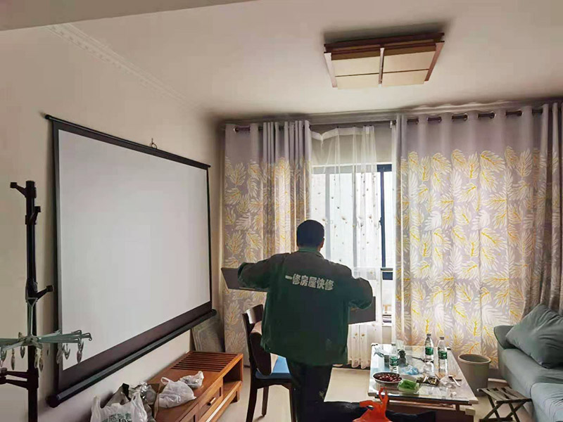 客廳翻新裝修：老墻面的水泥層都有可能存在損壞嚴重的情況，可以將損壞的墻面部分全部鏟除，之后再使用水泥進行涂抹。然后刷底漆，底漆具有防潮、保護墻面、提高墻面粉刷效果的作用。必不可少的步驟。后面就能刷乳膠漆，記得進行涂刷的時候也要從上到下順著一個方向進行涂刷。
