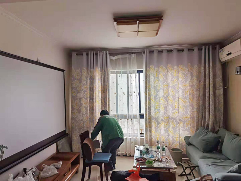客廳翻新裝修：老墻面的水泥層都有可能存在損壞嚴重的情況，可以將損壞的墻面部分全部鏟除，之后再使用水泥進行涂抹。然后刷底漆，底漆具有防潮、保護墻面、提高墻面粉刷效果的作用。必不可少的步驟。后面就能刷乳膠漆，記得進行涂刷的時候也要從上到下順著一個方向進行涂刷。