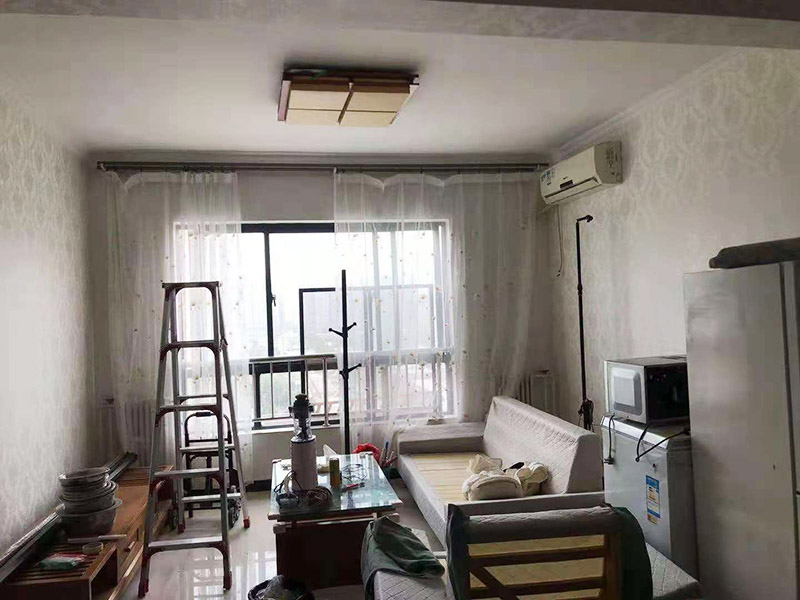 客廳翻新裝修：老墻面的水泥層都有可能存在損壞嚴重的情況，可以將損壞的墻面部分全部鏟除，之后再使用水泥進行涂抹。然后刷底漆，底漆具有防潮、保護墻面、提高墻面粉刷效果的作用。必不可少的步驟。后面就能刷乳膠漆，記得進行涂刷的時候也要從上到下順著一個方向進行涂刷。