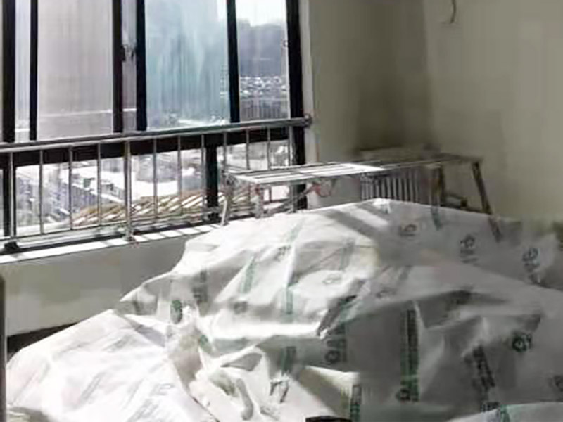 客廳翻新裝修：老墻面的水泥層都有可能存在損壞嚴重的情況，可以將損壞的墻面部分全部鏟除，之后再使用水泥進行涂抹。然后刷底漆，底漆具有防潮、保護墻面、提高墻面粉刷效果的作用。必不可少的步驟。后面就能刷乳膠漆，記得進行涂刷的時候也要從上到下順著一個方向進行涂刷。