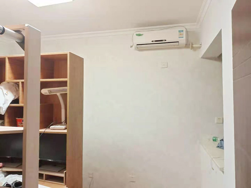 墻紙鋪貼翻新：墻紙空鼓脫落一般由于原有基底不一定密實,直接在原來的壁紙上鋪貼壁紙會存在較大的風(fēng)險,需要將原有壁紙全部鏟除,測量好墻體的高度，用壁紙刀裁切壁紙。注意，裁切的壁紙長度一般要多出墻面高度20～30mm,以方便最后的切邊處理。