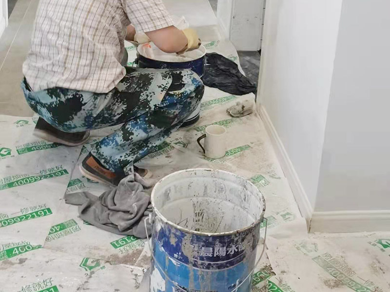墻面粉刷翻新裝修：鏟除原有墻面已經(jīng)被水浸過的部分，或用尼龍刷或者粗砂紙將其鏟除，磨平。直到露出水泥砂漿墻面或膩子層。凸凹不平的表面需要找平就可以批刮膩子， 膩子打磨完畢后，會留下一些瑕疵。所以刷過一遍漆后才會很明顯，這時候就需要找補了。接著底漆的刷涂效果會直接影響面漆的效果。