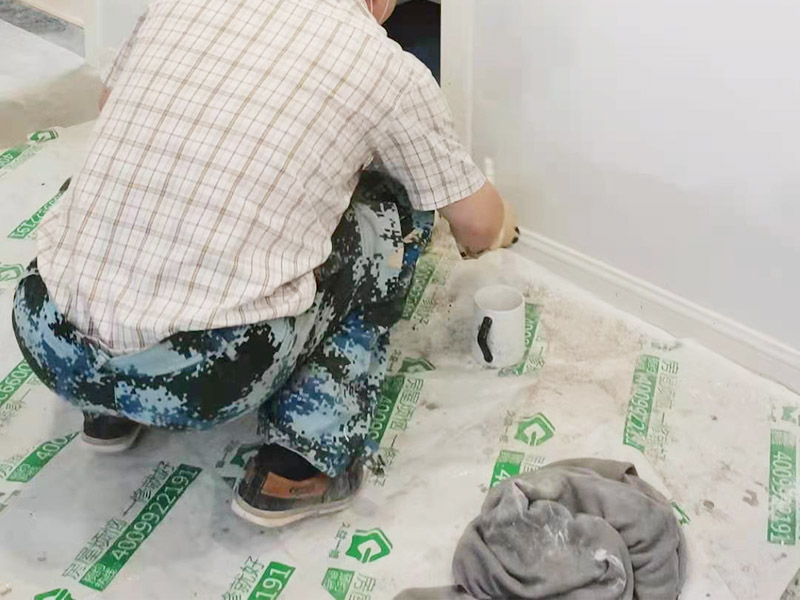 墻面粉刷翻新裝修：鏟除原有墻面已經(jīng)被水浸過的部分，或用尼龍刷或者粗砂紙將其鏟除，磨平。直到露出水泥砂漿墻面或膩子層。凸凹不平的表面需要找平就可以批刮膩子， 膩子打磨完畢后，會留下一些瑕疵。所以刷過一遍漆后才會很明顯，這時候就需要找補了。接著底漆的刷涂效果會直接影響面漆的效果。
