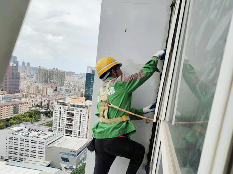 外墻窗框打膠維修：首先，在給斷橋鋁門窗打膠的時(shí)候，先要將斷橋鋁門窗邊上的膠帶給處理掉，不要粘在上面就進(jìn)行打膠防水了，而且窗戶打膠的話，必須在室外打膠，因?yàn)槿绻銖?qiáng)在室內(nèi)進(jìn)行打膠的話，顯然打出來的膠會(huì)不均勻，這樣就起不到防水的作用了。還有盡可能的使用滿膠，也就是膠槍使用滿膠來打，這樣我們?cè)诖虻倪^程中就不會(huì)出現(xiàn)斷膠的現(xiàn)象了。