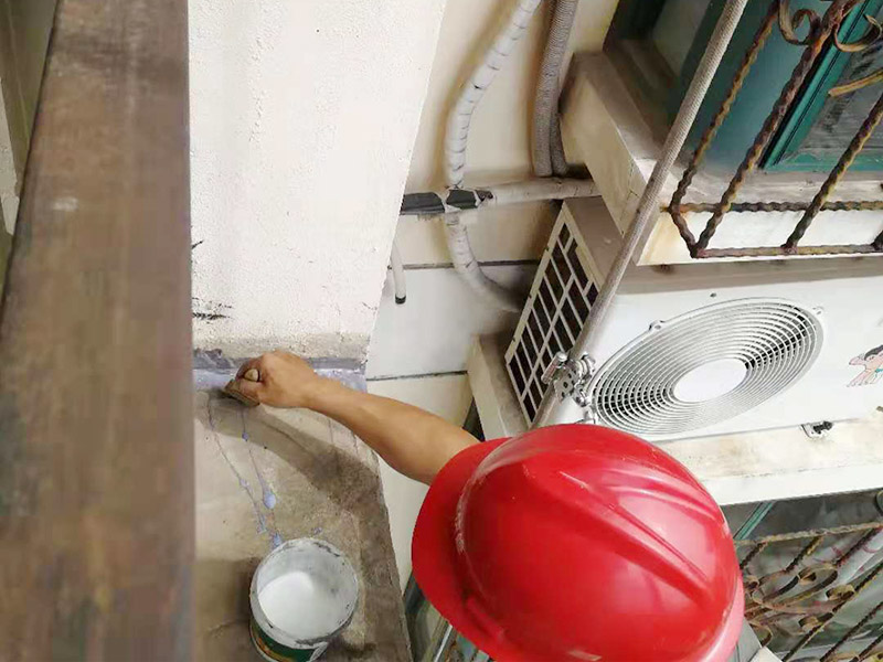 外墻高空打膠防水：首先把墻面用掃把清理干凈，表面無(wú)浮灰，如果有坑洞，不平，開(kāi)裂的要先進(jìn)行修補(bǔ)，補(bǔ)平?；炷翂推鰤K墻的接縫處，施工洞等區(qū)域掛網(wǎng)，主要避免不同材料之間的接縫處容易開(kāi)裂。抹防水砂漿。
