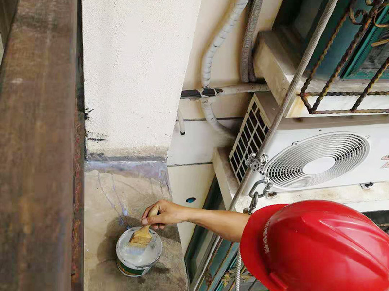 外墻高空打膠防水：首先把墻面用掃把清理干凈，表面無(wú)浮灰，如果有坑洞，不平，開(kāi)裂的要先進(jìn)行修補(bǔ)，補(bǔ)平?；炷翂推鰤K墻的接縫處，施工洞等區(qū)域掛網(wǎng)，主要避免不同材料之間的接縫處容易開(kāi)裂。抹防水砂漿。