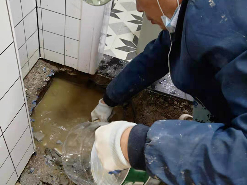 衛(wèi)生間地磚拆除找漏：首先為了拆除的進(jìn)度，將衛(wèi)生間里的衛(wèi)浴家具拆除搬出另外存放，然后開(kāi)始鏟除原有的墻磚和地磚，衛(wèi)生間的防水通常是水電改完后進(jìn)行的，所以做防水前一定要封堵好下水管道，以免堵塞，小型的水管采用管用螺母封堵，大型的下水管道采用pvc纏繞膜進(jìn)行封堵。
