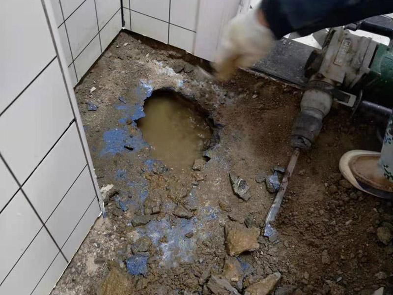 衛(wèi)生間地磚拆除找漏：首先為了拆除的進(jìn)度，將衛(wèi)生間里的衛(wèi)浴家具拆除搬出另外存放，然后開(kāi)始鏟除原有的墻磚和地磚，衛(wèi)生間的防水通常是水電改完后進(jìn)行的，所以做防水前一定要封堵好下水管道，以免堵塞，小型的水管采用管用螺母封堵，大型的下水管道采用pvc纏繞膜進(jìn)行封堵。