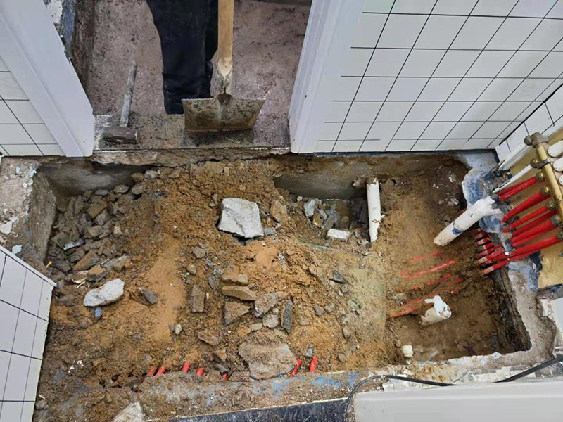 衛(wèi)生間拆除后防水翻新:衛(wèi)生間翻新如果漏水就要更換水電，尤其是那些隱蔽性極強(qiáng)，一般埋在地下或墻壁內(nèi)的。在進(jìn)行翻新的時(shí)候，最好一并更換，不管有沒有問題，這樣都能給日后的生活帶來保障。更換完水電之后，就可以進(jìn)行瓷磚的鋪貼了。