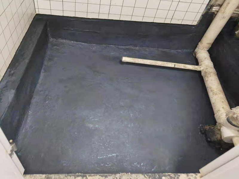 衛(wèi)生間拆除后防水翻新:衛(wèi)生間翻新如果漏水就要更換水電，尤其是那些隱蔽性極強(qiáng)，一般埋在地下或墻壁內(nèi)的。在進(jìn)行翻新的時(shí)候，最好一并更換，不管有沒有問題，這樣都能給日后的生活帶來保障。更換完水電之后，就可以進(jìn)行瓷磚的鋪貼了。