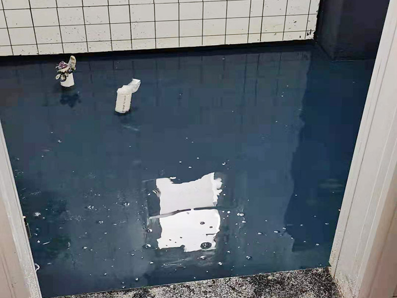 衛(wèi)生間拆除后防水翻新:衛(wèi)生間翻新如果漏水就要更換水電，尤其是那些隱蔽性極強(qiáng)，一般埋在地下或墻壁內(nèi)的。在進(jìn)行翻新的時(shí)候，最好一并更換，不管有沒有問題，這樣都能給日后的生活帶來保障。更換完水電之后，就可以進(jìn)行瓷磚的鋪貼了。