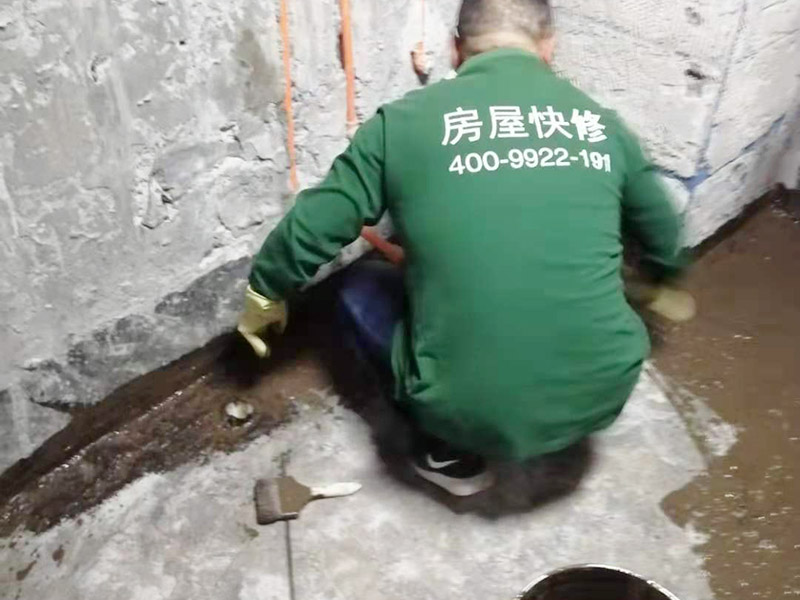 廁所地面刷防水：在進(jìn)行防水處理之前，一定先找平地面，如果地面不平或效果不好，可能造成因防水涂料薄厚不均而導(dǎo)致的開(kāi)裂滲漏。防水層做好后要留余一定的時(shí)間，讓防水層與建筑更好的融為一體，然后在防水層上做保護(hù)層在鋪地磚，如果地磚已鋪設(shè)完畢，可千萬(wàn)不要砸地磚，用專業(yè)的補(bǔ)縫防水材料，把所有的縫隙堵住做好防水就好了。也同樣適用于衛(wèi)生間防水層失效后防水工程。