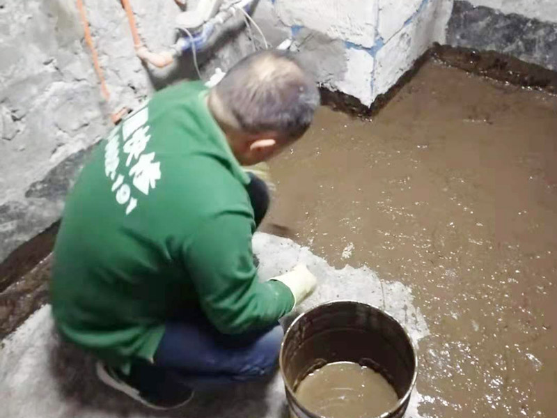 廁所地面刷防水：在進(jìn)行防水處理之前，一定先找平地面，如果地面不平或效果不好，可能造成因防水涂料薄厚不均而導(dǎo)致的開(kāi)裂滲漏。防水層做好后要留余一定的時(shí)間，讓防水層與建筑更好的融為一體，然后在防水層上做保護(hù)層在鋪地磚，如果地磚已鋪設(shè)完畢，可千萬(wàn)不要砸地磚，用專業(yè)的補(bǔ)縫防水材料，把所有的縫隙堵住做好防水就好了。也同樣適用于衛(wèi)生間防水層失效后防水工程。
