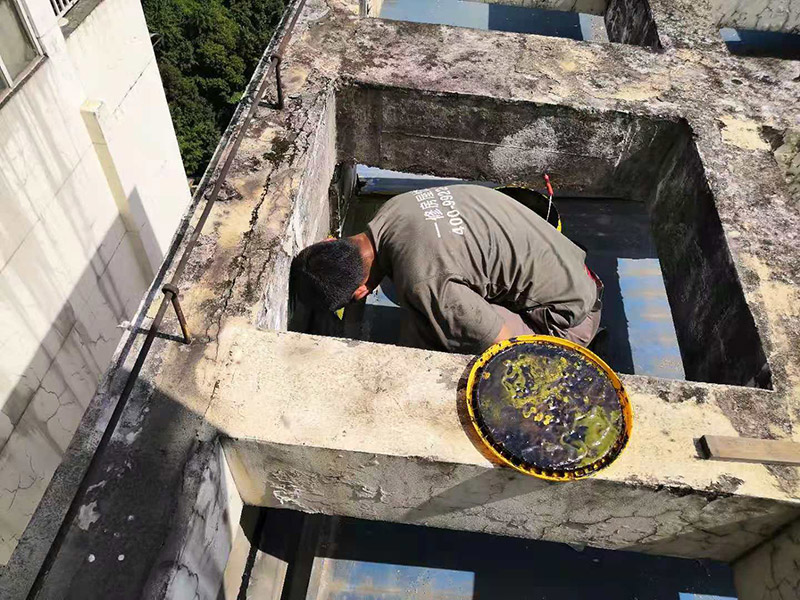 屋頂清理打膠防水：先做好節(jié)點(diǎn)、附加層和屋面排水比較集中部位的處理，然后由屋面最低標(biāo)高處向上施工。鋪貼天溝、檐口卷材時(shí)，宜順天溝、檐口方向以減少搭接。按先高后低、先遠(yuǎn)后近的原則，先施工鋼屋架坡屋面，后施工平屋面。