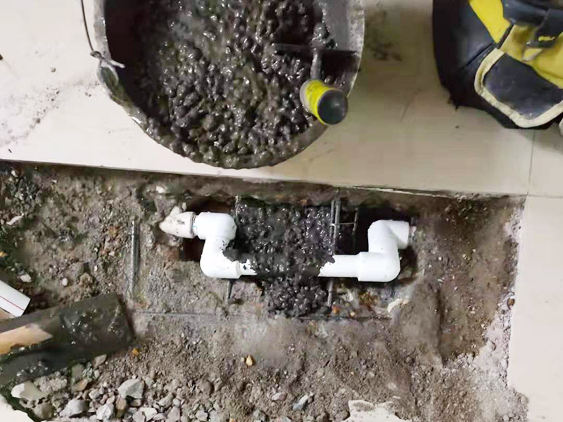 地面暗管漏水更換：最好的辦法就是把滲漏處拆開，截去滲漏的部分，然后采用兩頭焊接束節(jié)加一小節(jié)水管的辦法，把滲漏處修復(fù)。這樣雖然麻煩，但修復(fù)效果好，可以達(dá)到長期不再滲漏的目的。