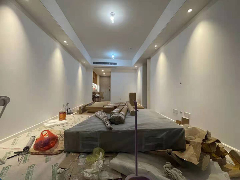 舊房客廳翻新：首先如果只是翻新墻面，地面就需要做好成品保護(hù)，這樣免得造成地面二次污染，老墻面的翻新處理的時(shí)候要注意將老墻面的原有裝修和裝飾都一并的清除。水泥層損壞，將損壞的墻面部分全部鏟除，之后再使用水泥進(jìn)行涂抹。墻面的底漆作用非常重要，具有防潮、保護(hù)墻面、提高墻面粉刷效果的作用。最后再刷乳膠漆，在進(jìn)行涂刷的時(shí)候也要從上到下順著一個(gè)方向進(jìn)行涂刷。