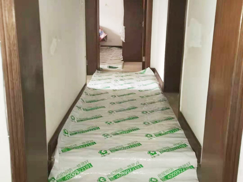 舊房客廳翻新：首先如果只是翻新墻面，地面就需要做好成品保護(hù)，這樣免得造成地面二次污染，老墻面的翻新處理的時(shí)候要注意將老墻面的原有裝修和裝飾都一并的清除。水泥層損壞，將損壞的墻面部分全部鏟除，之后再使用水泥進(jìn)行涂抹。墻面的底漆作用非常重要，具有防潮、保護(hù)墻面、提高墻面粉刷效果的作用。最后再刷乳膠漆，在進(jìn)行涂刷的時(shí)候也要從上到下順著一個(gè)方向進(jìn)行涂刷。