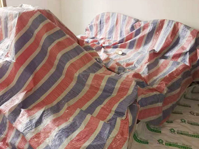 舊房客廳翻新：首先如果只是翻新墻面，地面就需要做好成品保護(hù)，這樣免得造成地面二次污染，老墻面的翻新處理的時(shí)候要注意將老墻面的原有裝修和裝飾都一并的清除。水泥層損壞，將損壞的墻面部分全部鏟除，之后再使用水泥進(jìn)行涂抹。墻面的底漆作用非常重要，具有防潮、保護(hù)墻面、提高墻面粉刷效果的作用。最后再刷乳膠漆，在進(jìn)行涂刷的時(shí)候也要從上到下順著一個(gè)方向進(jìn)行涂刷。