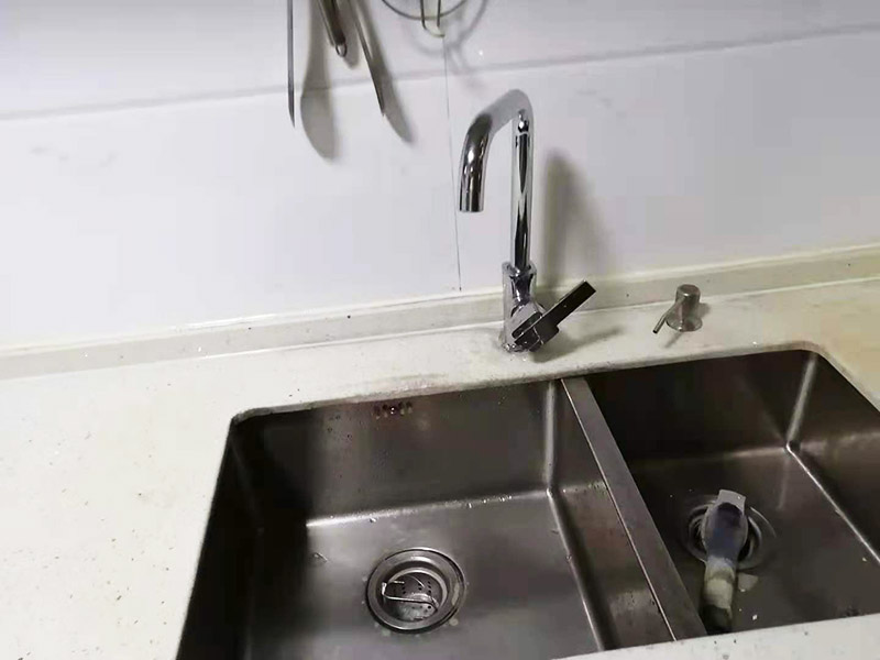 水槽臺(tái)盆打膠維修：把水池放好后，需在盆的四周畫上記號(hào)，并且把水池取下，接著再打玻璃膠即可。等玻璃較打好后，需要把盆放下去壓一下，并把多余的膠用刮板刮掉即可。當(dāng)然，玻璃膠也可以替換成密封條，同樣具備防水作用。